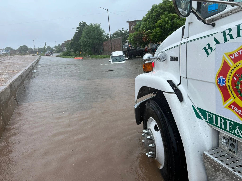 Vehículos quedan varados en vía pública debido a inundaciones en Mazatlán