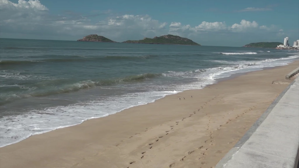 Todas las playas de Mazatlán con banderín amarillo de "Precaución" por presencia de zanjas