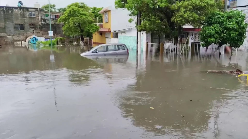 3 muertes, 35 vehículos varados, inundaciones y dos grandes socavones deja "Norma" en Mazatlán