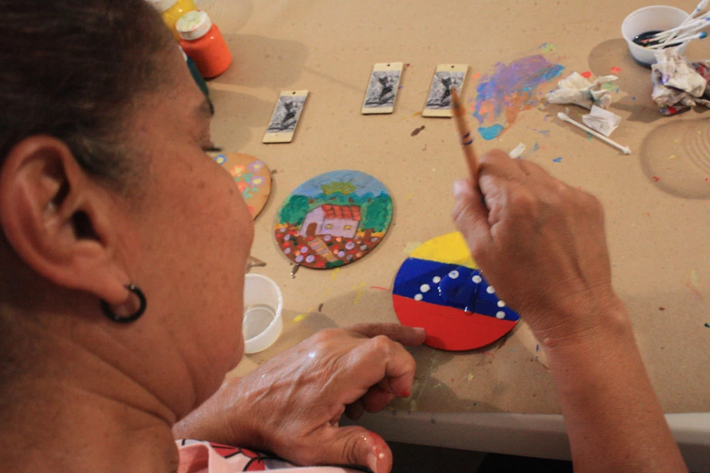 ONG enseñan a migrantes en frontera norte de México a elaborar artesanías para subsistir