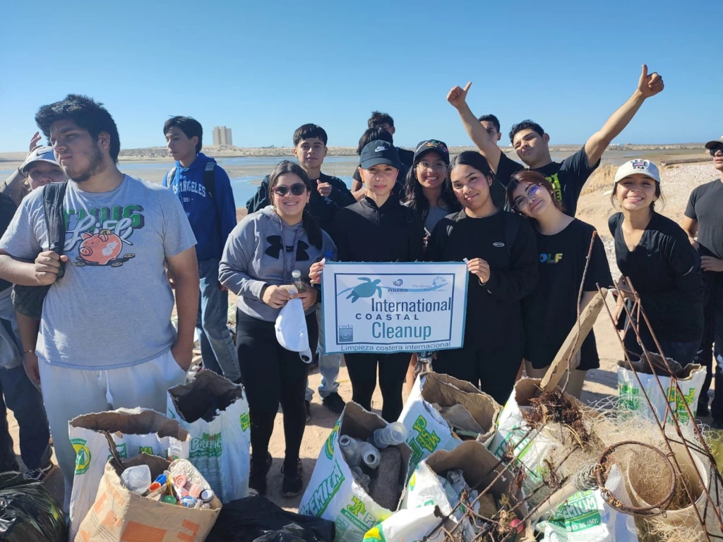 Participa alumnado de Cobach Sonora en jornada internacional de limpieza de playas
