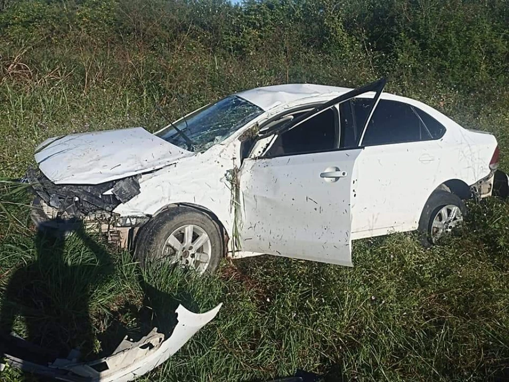 Se vuelca mujer en su automóvil y resulta lesionada al sur de Mazatlán