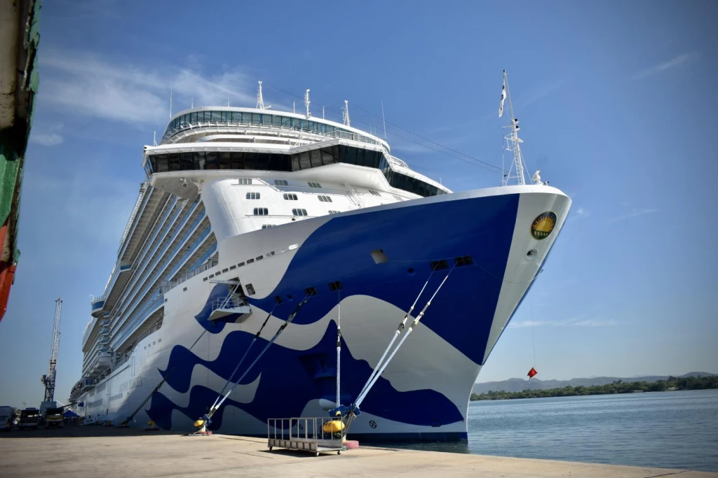 Llegan a Mazatlán 6 mil 262 pasajeros en dos cruceros este martes