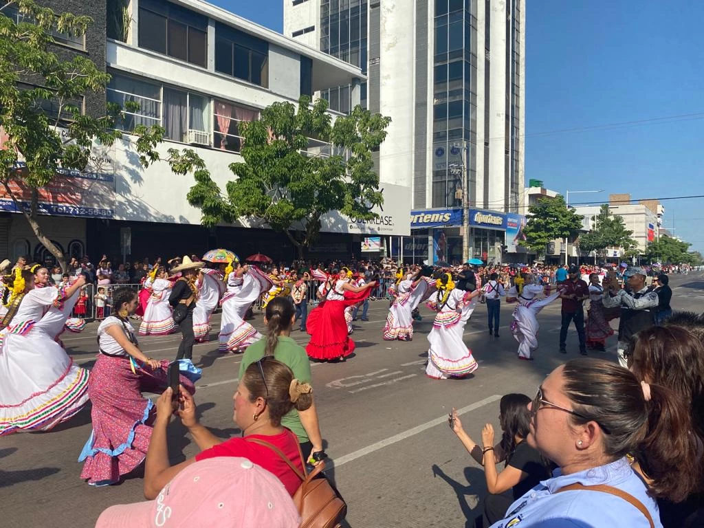 Familias de Culiacán disfrutan del desfile conmemorativo a la Revolución Mexicana 