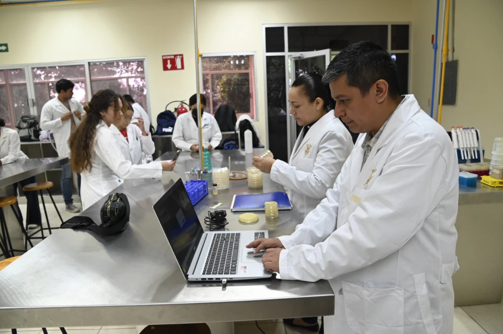 Estudiantes de Genómica de la U.A.S detectan nuevos virus