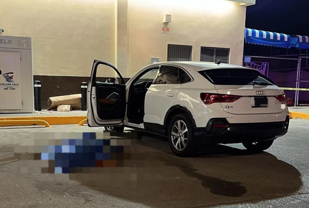 Asesinan a joven de 23 años de edad en estacionamiento de tienda de autoservicio