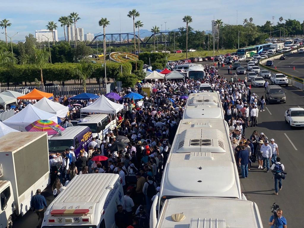 Universitarios se retiran del Congreso del Estado de Sinaloa