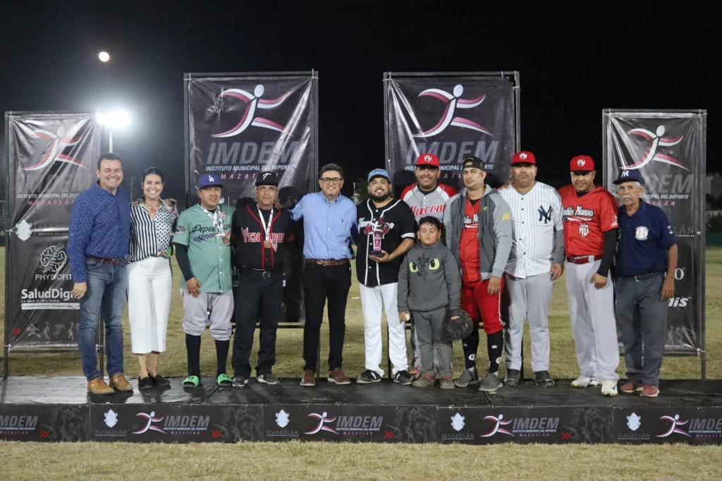 Nueva iluminación en el Chaflán López y reconocimiento a los jugadores de la liga de Béisbol Nocturna