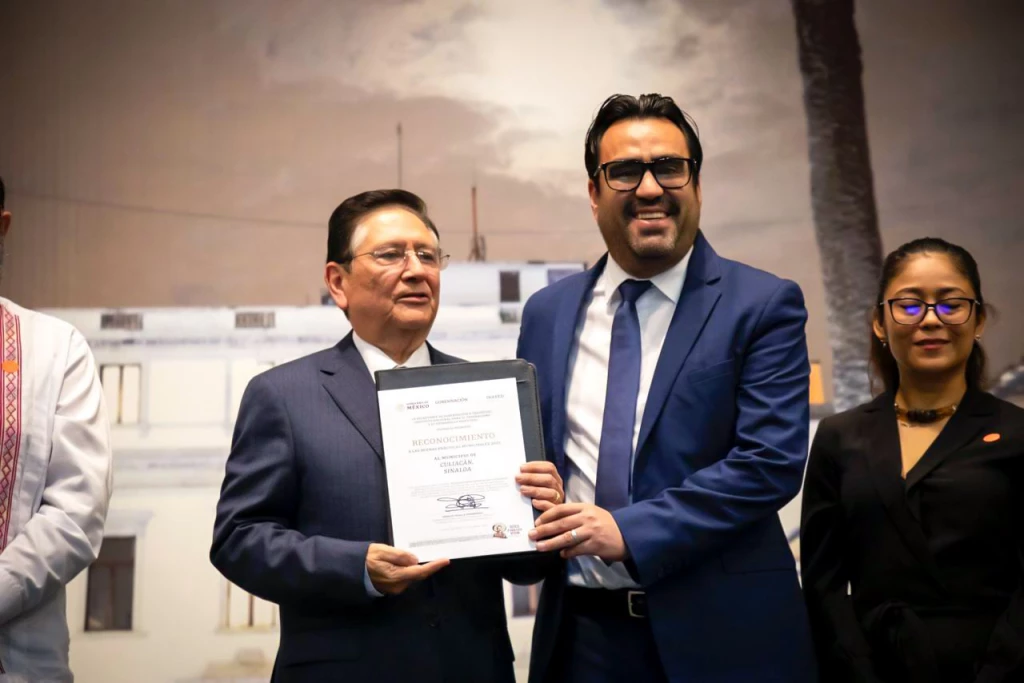 Juan de Dios Gámez recibe el reconocimiento por Buenas Prácticas Municipales del Inafed