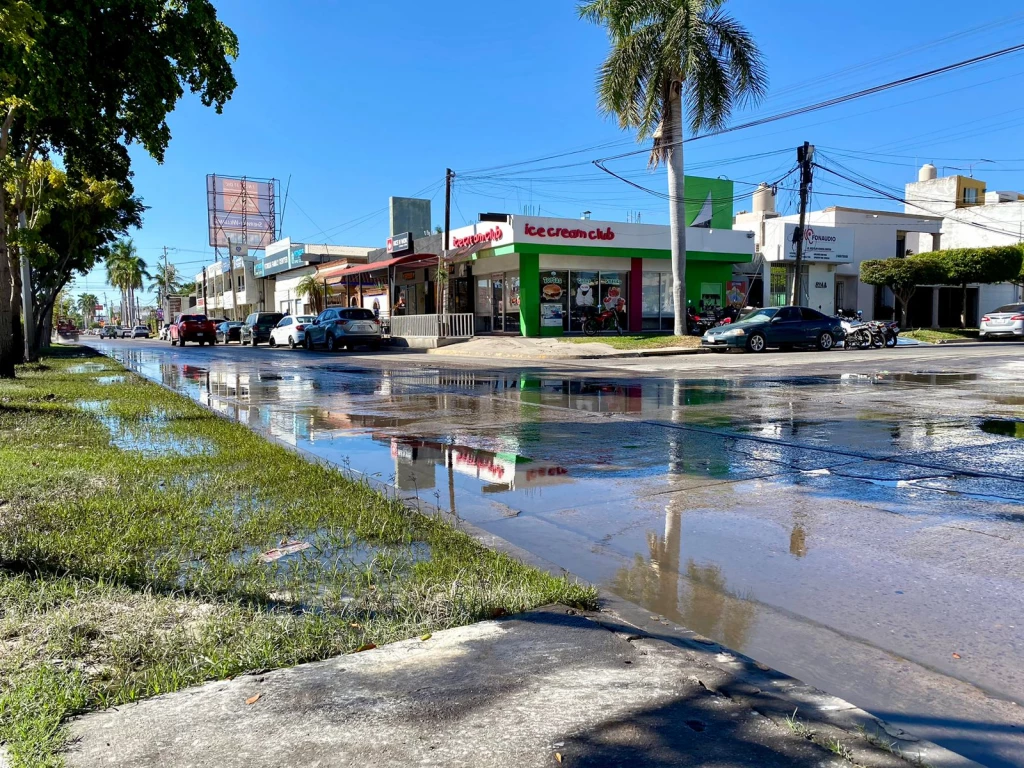 Principales calles de Los Mochis están inundadas en aguas negras