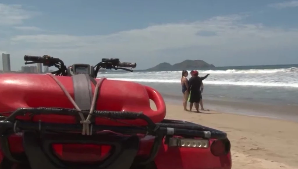Rescatan a turistas de playa de Mazatlán, uno pierde la vida