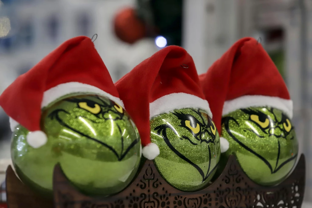 Las esferas artesanales elaboradas en Puebla dan brillo y elegancia a la navidad