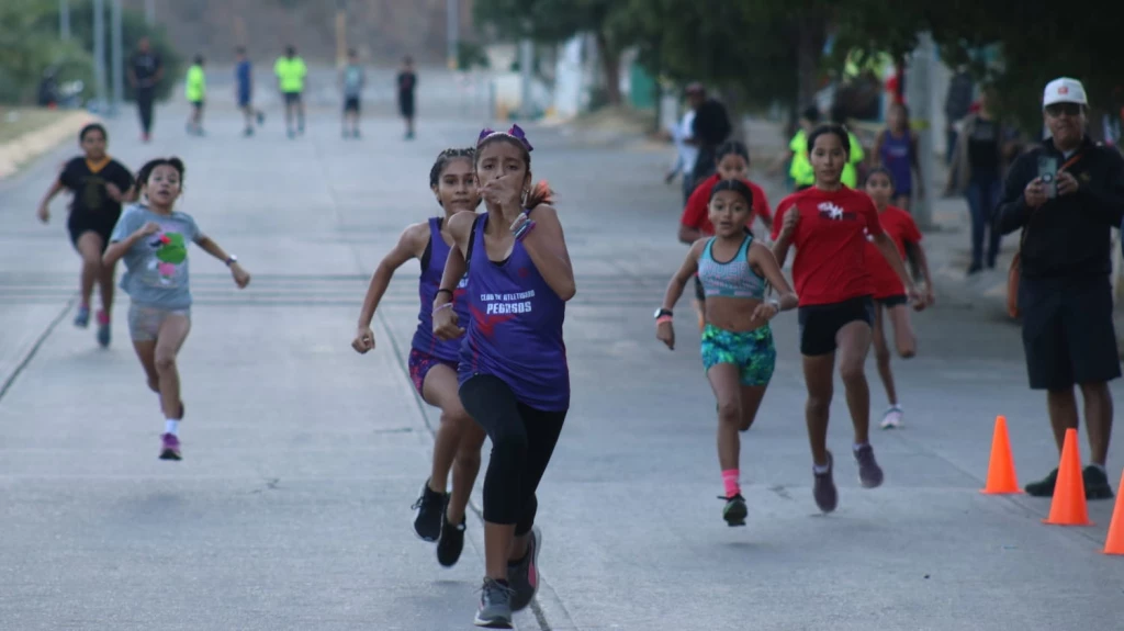 Niños y Jóvenes viven la fiesta del atletismo en Mazatlán