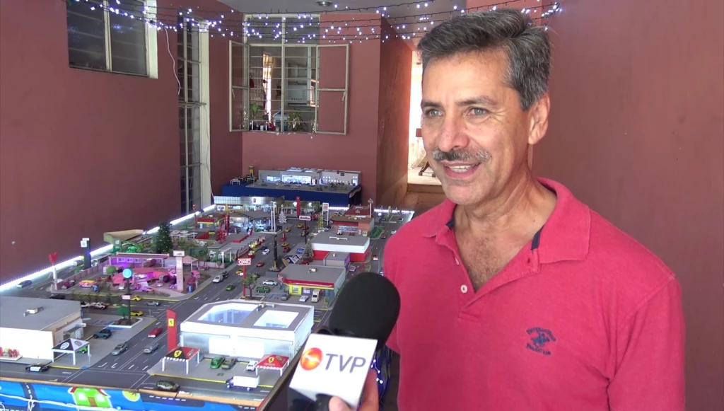 Marco Antonio, el coleccionista de autos que retrata a Mazatlán a través de maquetas
