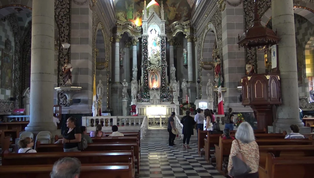 Fieles celebran el Día de la Virgen en Catedral de Mazatlán