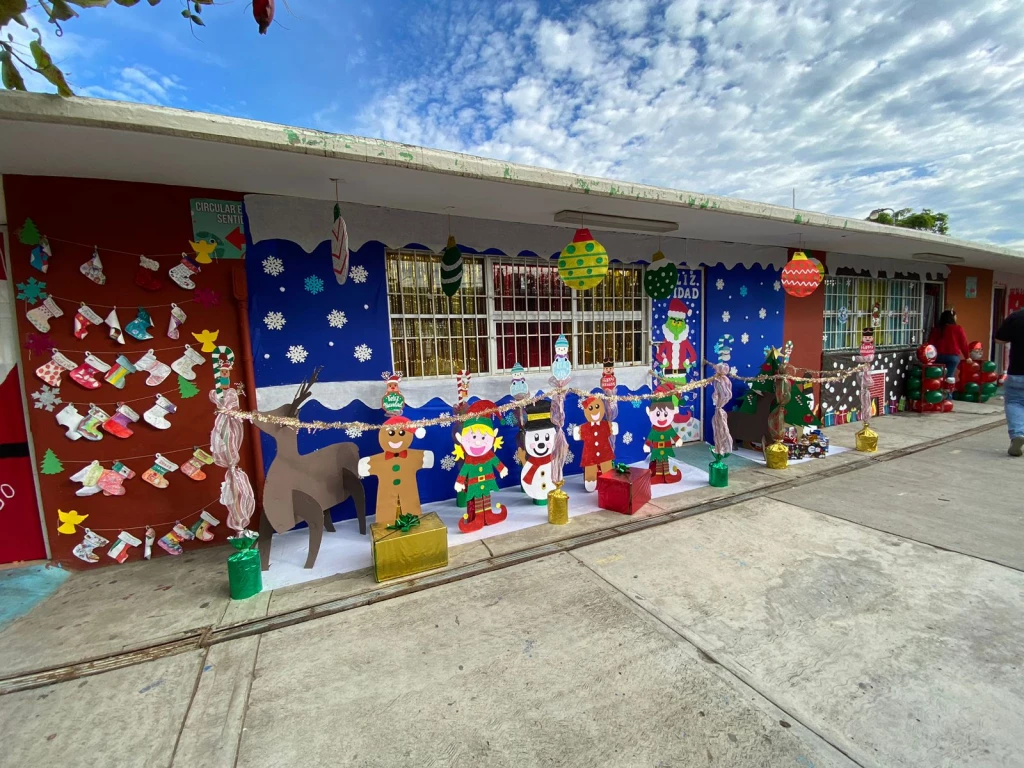 Primaria José Antonio Sarabia, en Mazatlán, celebra la navidad con una villa navideña