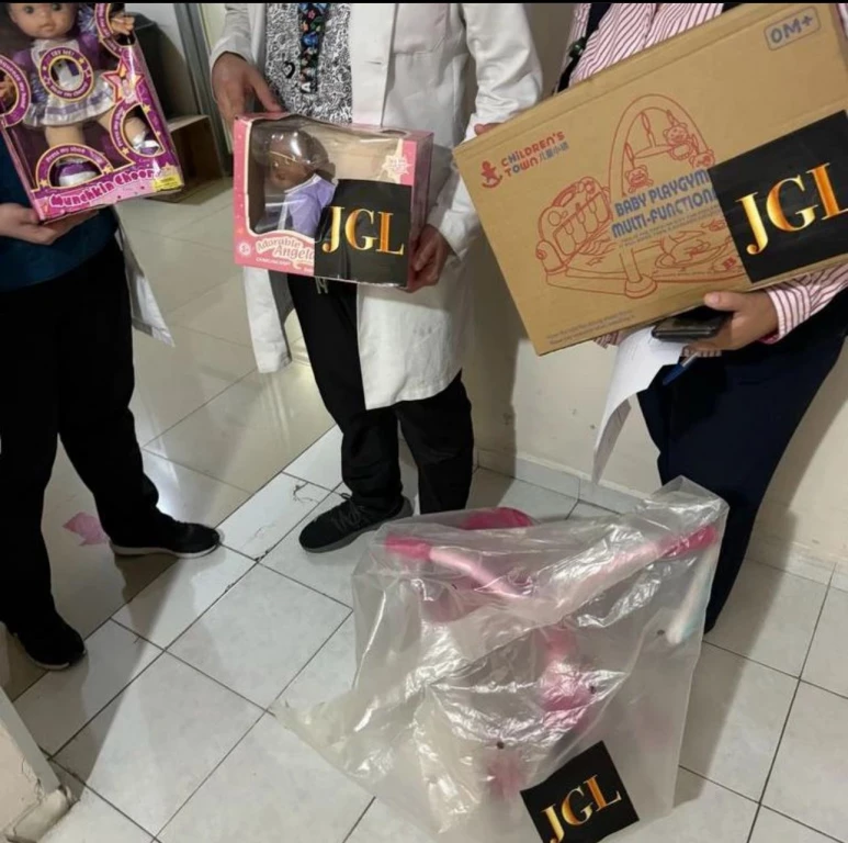 Se entregan en el Pediátrico juguetes con las iniciales "JGL"