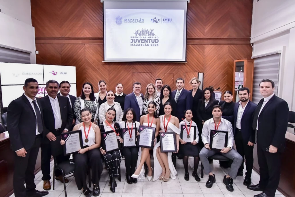 Siete jóvenes mazatlecos reciben Premio al Mérito Juvenil 2023