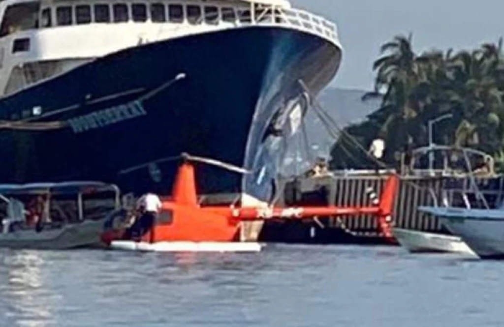 Cae helicóptero a canal de navegación en Mazatlán