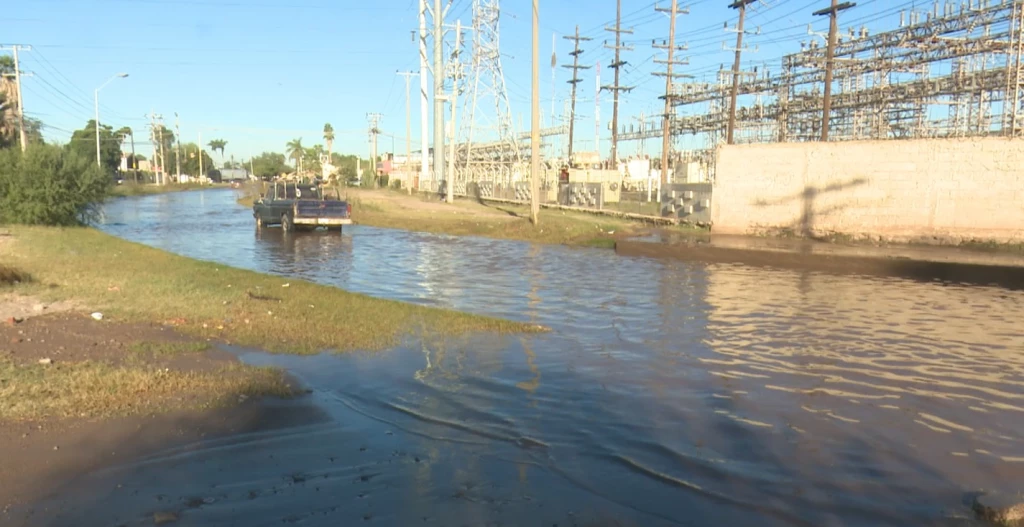 Se desborda el modulo de riego Santa Rosa en Los Mochis y causa inundaciones