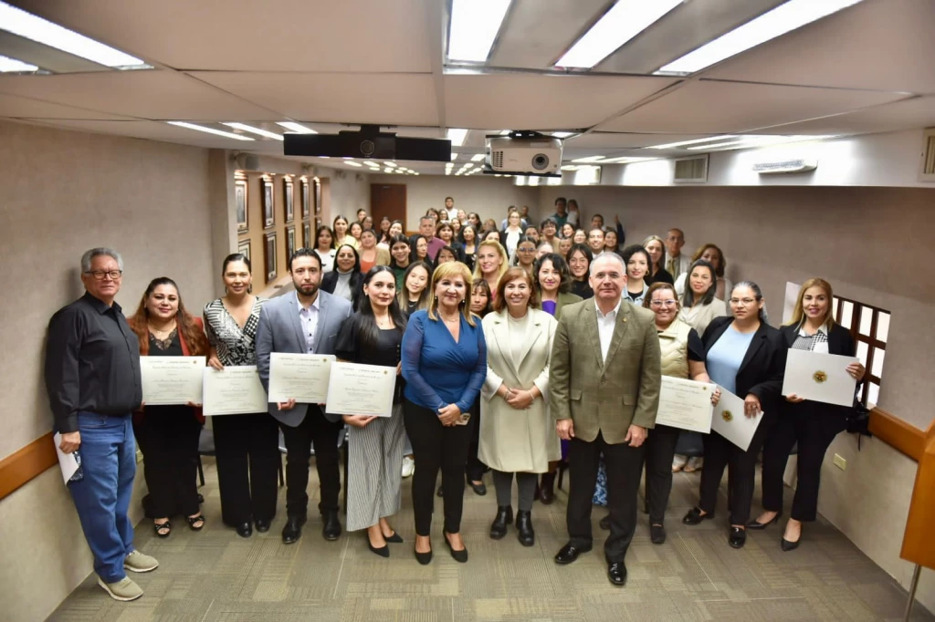 Concluyen funcionariado estatal diplomados de SEMujeres