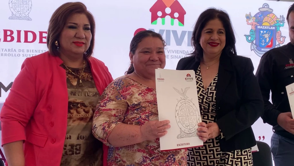 Entregan 104 títulos de propiedad en la colonia Labastida Ochoa en Mazatlán