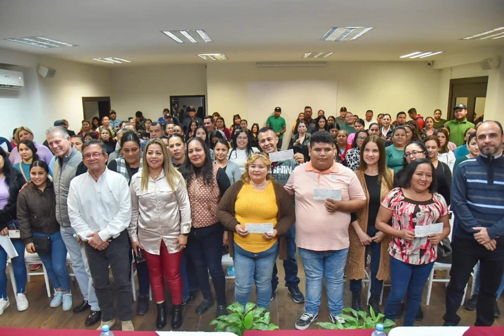 Gobierno Municipal en Ahome entrega más de 245 mil pesos en el programa de becas para preparatoria abierta