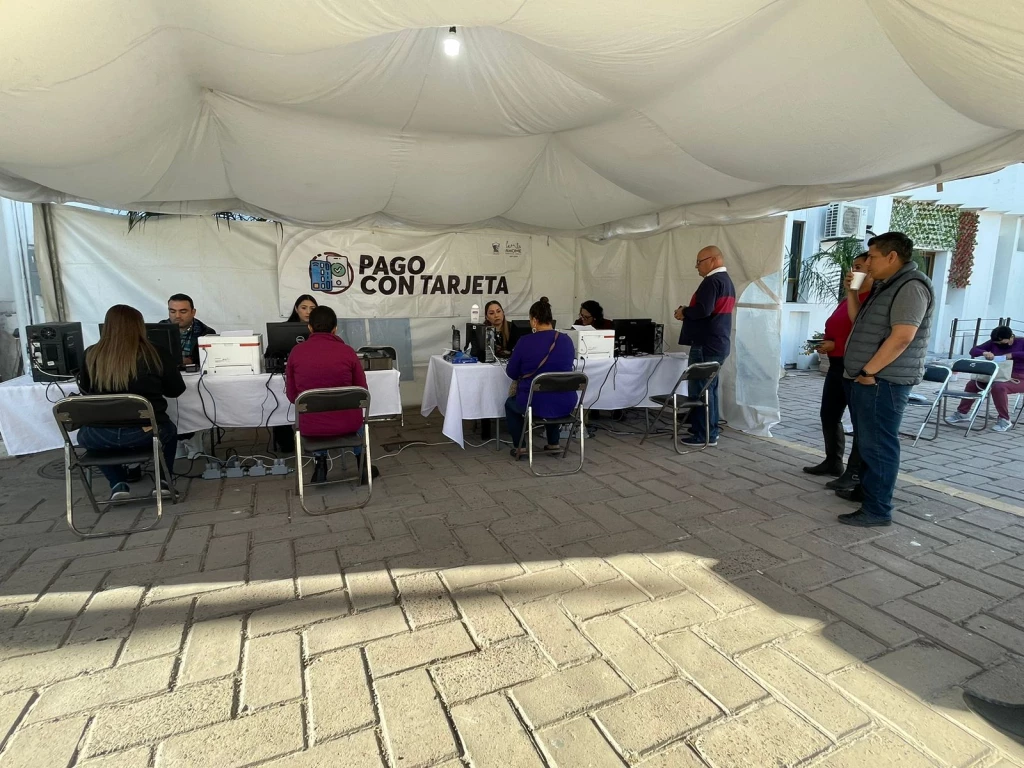Ciudadano acuden a pagar el predial