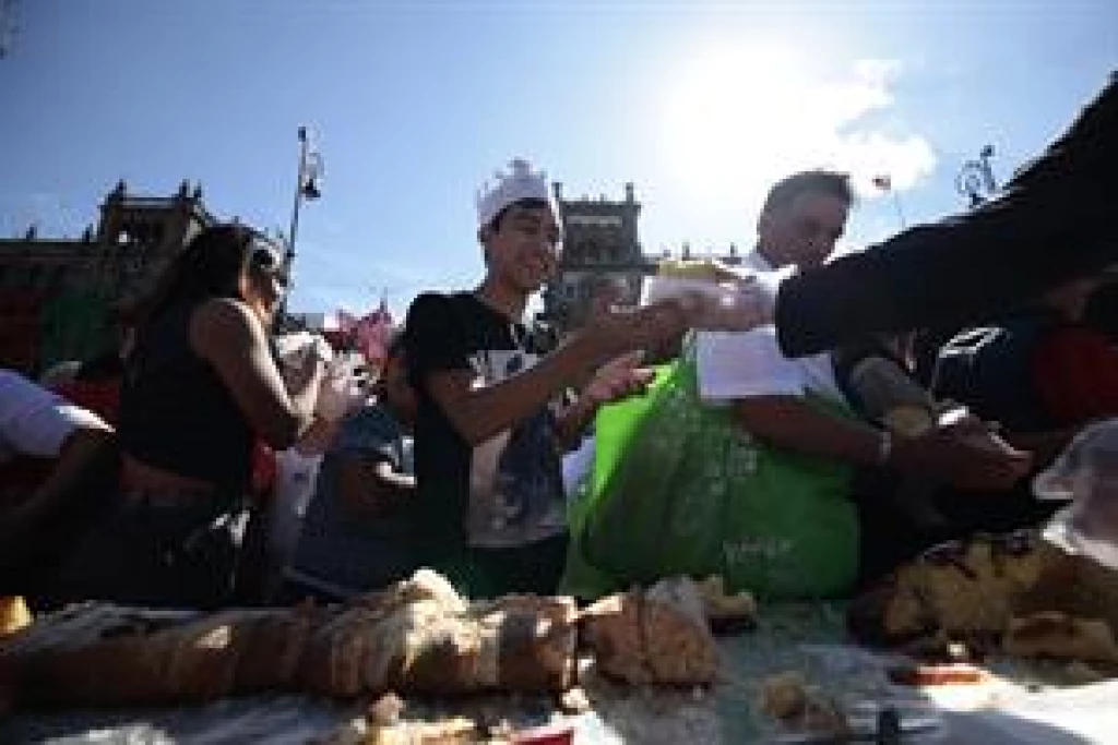 Ciudad de México parte megarrosca de Reyes con 15.000 rebanadas y reparte 250.000 libros