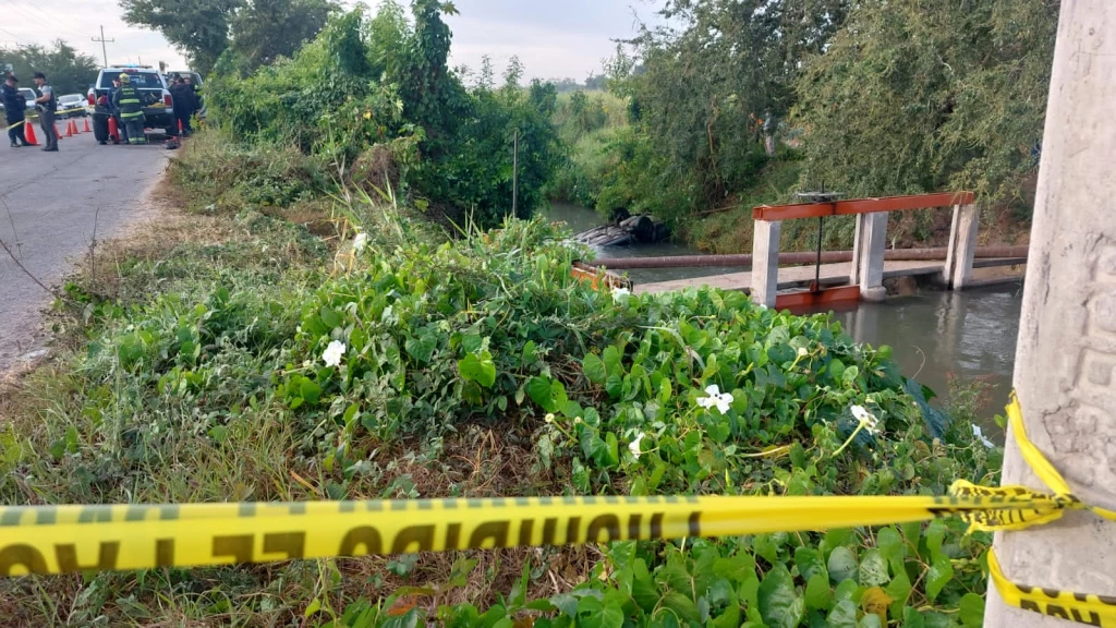 Dos mujeres se vuelcan en un vehículo cerca de Culiacán; una de ellas murió