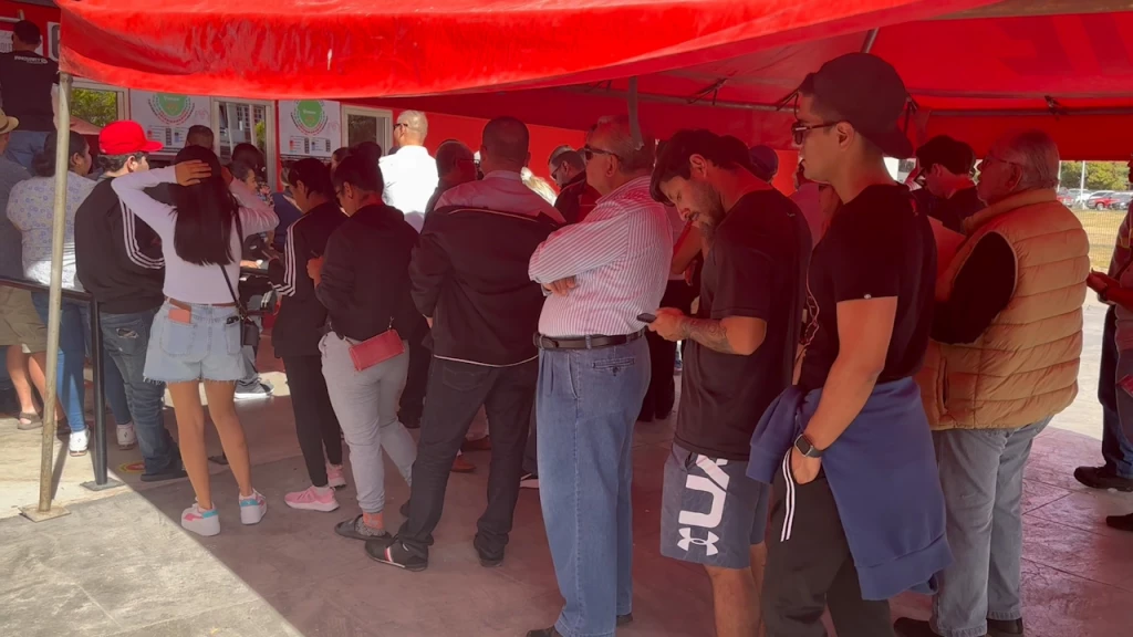 Aficionados en Mazatlán buscan un boleto para la final