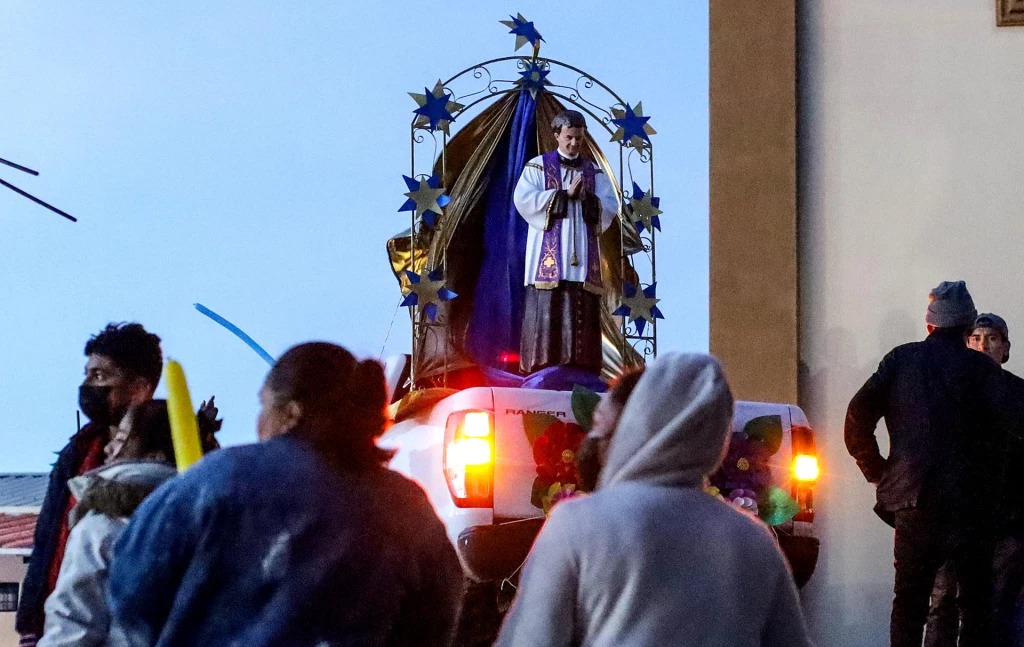 Congregación religiosa Salesiano de México celebra con migrantes en la frontera de Tijuana