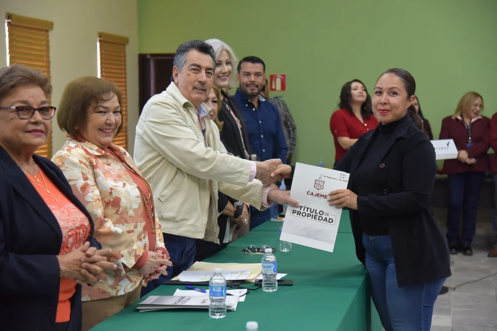 Brinda Lamarque Cano certeza jurídica a 103 familias de la zona urbana y área rural