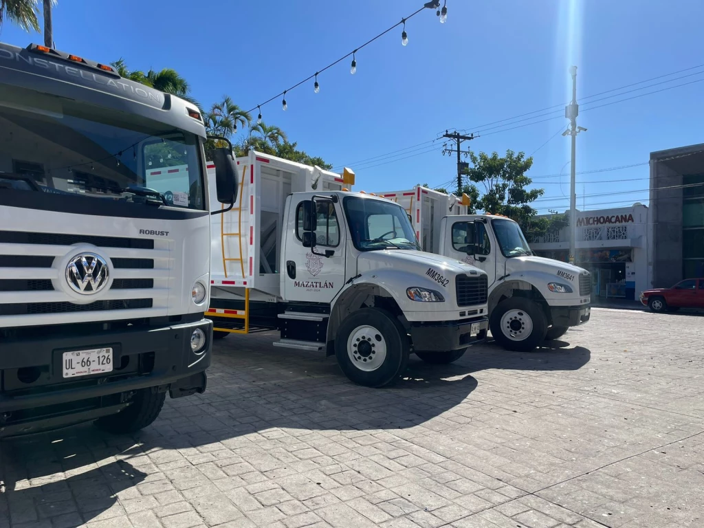 Entregan 7 nuevos camiones recolectores de basura en Mazatlán