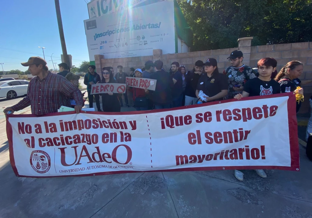Manifestantes de la UAdeO marchan hasta el Congreso de Sinaloa