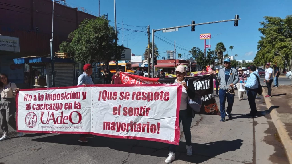 Personal de la UAdeO en Los Mochis marcha en exigencia de la destitución del rector
