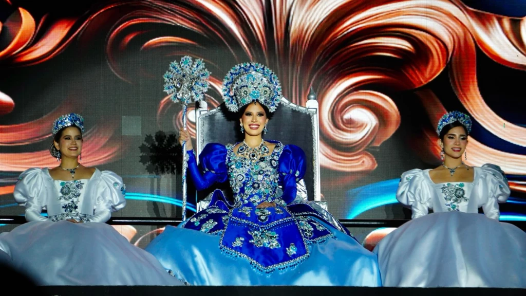 Recibe la corona de Reina de los Juegos Florales de “Eclipse Barroco” Siu Ling Cotero