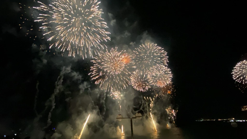 Se ilumina el cielo de Mazatlán durante Combate Naval