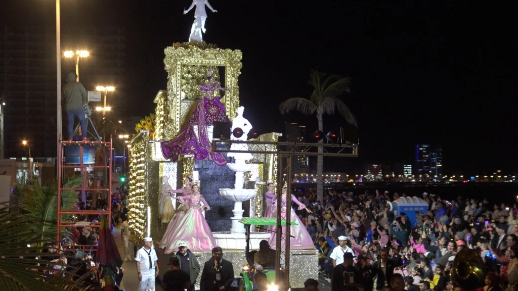 Se ilumina el malecón de Mazatlan con el primer desfile del Carnaval Internacional de Mazatlan 2024 “Eclipse Barroco”