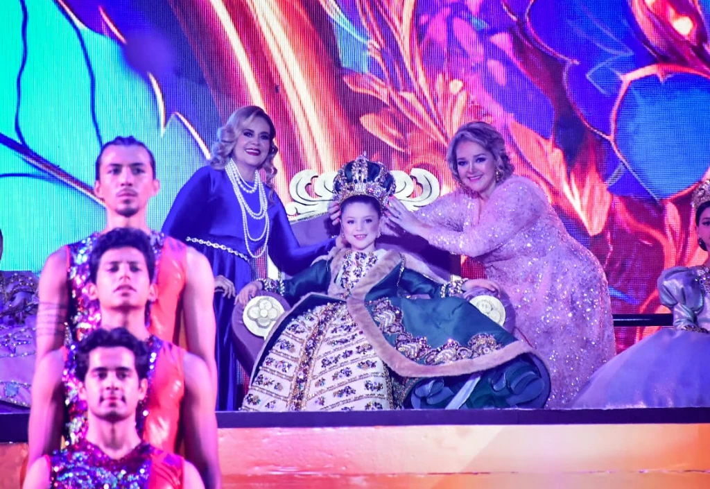 En una noche mágica coronan a María Paula como Reina Infantil y a Givanna como Reina de la Poesía del Carnaval de Mazatlán 2024