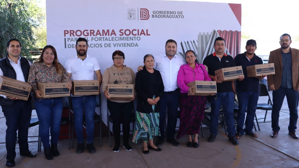 Se fortalece la vivienda en Soyatita; alcalde de Badiraguato entrega láminas galvanizadas