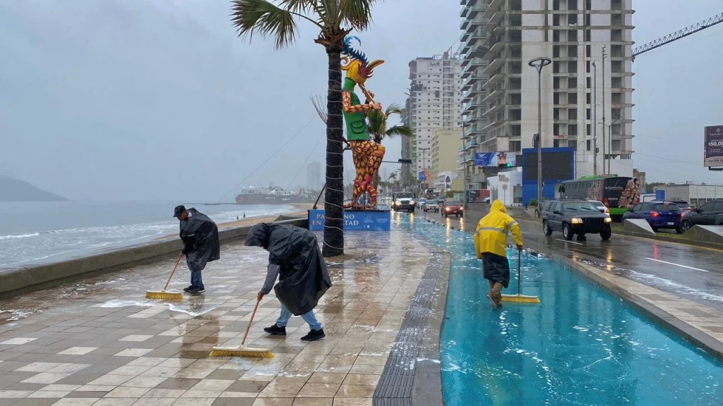 Realizan segundo lavado en malecón para retirar olores de Carnaval