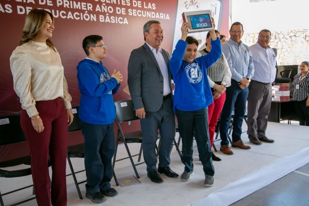 Entrega Gobierno de Sonora tabletas electrónicas y mobiliario en escuelas de nivel básico