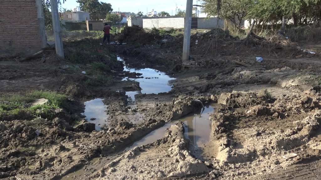 Ampliación del canal y rehabilitación de registros de drenaje, son necesidades de Nuevo Cajeme en Mazatlán