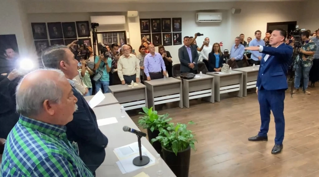 Con 4 votos en contra toma protesta nuevo tesorero del ayuntamiento de Ahome