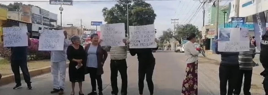 Vecinos del Infonavit Jabalíes se manifiestan para exigir solución al colaspo de drenaje