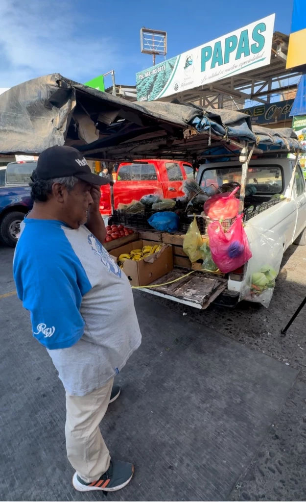 Pareja lleva 17 años ofreciendo frutas y verduras casa por casa