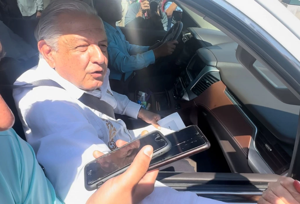 Un saludo a los sinaloenses, dice AMLO en Sinaloa