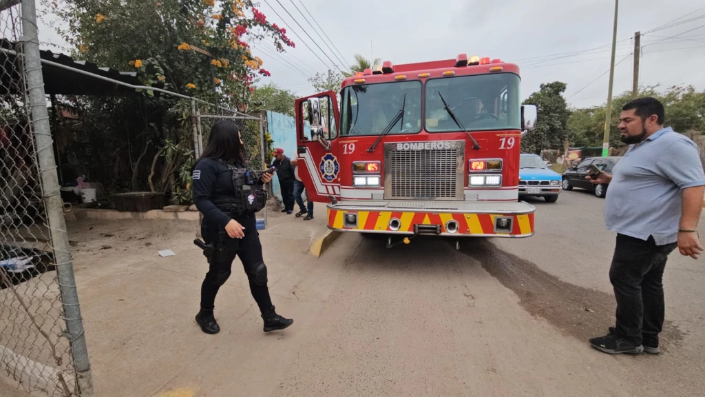 Mujer resulta intoxicada al incendiarse una habitación de su casa en Culiacán