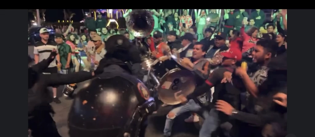 ¡Termina en pleito! Manifestación de músicos se sale de control en zona turística de Mazatlán
